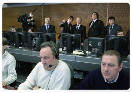 Late last night, Prime Minister Vladimir Putin visited the newsroom and gallery at Channel One in Ostankino