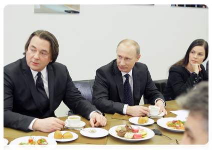 Накануне поздно вечером Председатель Правительства Российской Федерации В.В.Путин встретился с творческим коллективом Первого канала