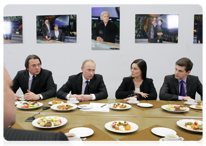 Накануне поздно вечером Председатель Правительства Российской Федерации В.В.Путин встретился с творческим коллективом Первого канала