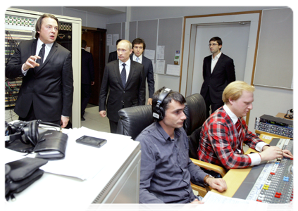 Накануне поздно вечером Председатель Правительства Российской Федерации В.В.Путин посетил студию новостей и эфирную аппаратную Первого канала в Останкино