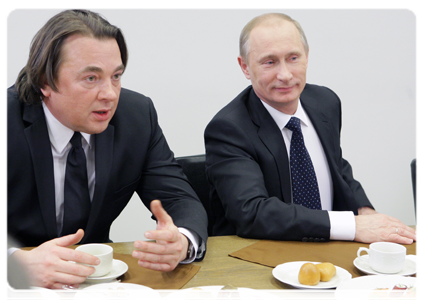 Председатель Правительства Российской Федерации В.В.Путин и Генеральный директор Первого канала К.Л.Эрнст