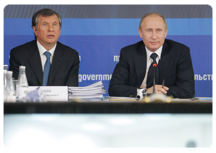 Prime Minister Vladimir Putin and First Deputy Prime Minister Igor Sechin at a meeting on the performance of the Russian fuel and energy industry in 2010 and its goals for 2011