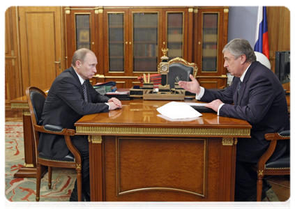 Prime Minister Vladimir Putin with State Secretary of the Russia-Belarus Union State Pavel Borodin