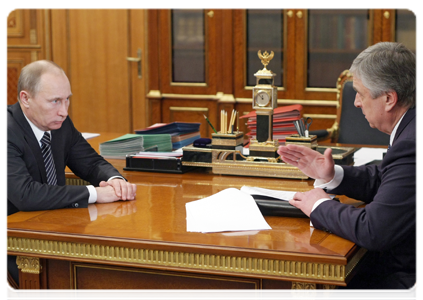 Prime Minister Vladimir Putin with State Secretary of the Russia-Belarus Union State Pavel Borodin