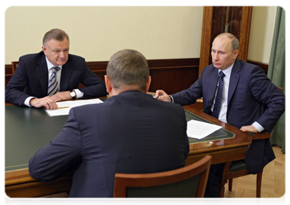 Prime Minister Vladimir Putin meets with Ryazan Region Governor Oleg Kovalyov and Vladimir Mimoglyadov, chairman of the Ryazan Region Union of Farmers