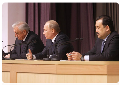 Prime Minister Vladimir Putin, Belarusian Prime Minister Mikhail Myasnikovich and Kazakh Prime Minister Karim Massimov address the press