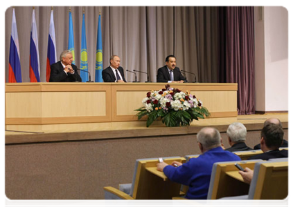 Prime Minister Vladimir Putin, Belarusian Prime Minister Mikhail Myasnikovich and Kazakh Prime Minister Karim Massimov address the press