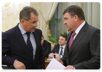 Minister of Civil Defence, Emergencies and Disaster Relief Sergei Shoigu and Minister of Defence Anatoly Serdyukov at a meeting of the Government Presidium