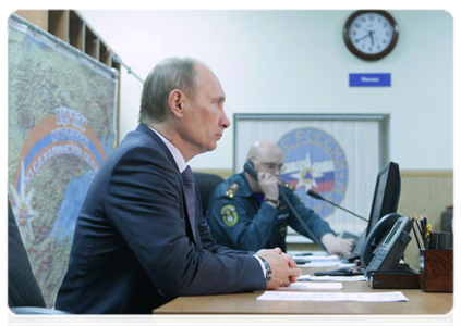 Prime Minister Vladimir Putin familiarises himself with the operations of the Emergencies Ministry’s situation centre in Yuzhno-Sakhalinsk