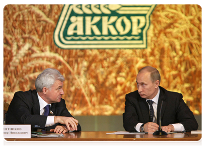 Prime Minister Vladimir Putin and Vladimir Plotnikov, president of the Russian Association of Farm Holdings and Agricultural Cooperatives