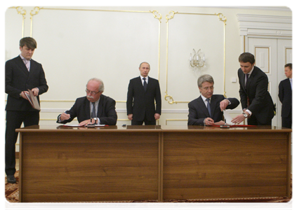 Prime Minister Vladimir Putin looking on as Novatek and France’s Total sign cooperation memorandums