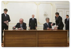 Председатель Правительства Российской Федерации В.В.Путин принял участие в церемонии подписания меморандумов о сотрудничестве между компанией «НОВАТЭК» и французским концерном «Тоталь»
