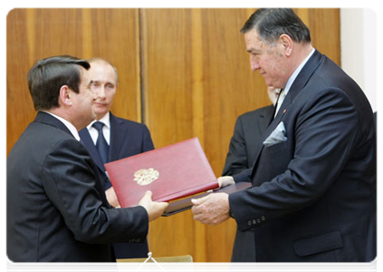 В присутствии Председателя Правительства Российской Федерации В.В.Путина и Председателя Правительства Республики Сербия М.Цветковича был подписан ряд совместных документов