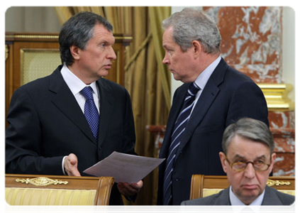 Deputy Prime Minister of the Russian Federation  Igor Sechin and Minister of Regional Development Viktor Basargin at a meeting of the Government of the Russian Federation