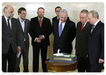 Prime Minister Vladimir Putin and Israeli Prime Minister Benjamin Netanyahu viewing the model of the memorial commemorating the Red Army’s victory over Nazi Germany, which will be unveiled in Jerusalem on May 9, 2012
