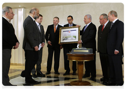 Prime Minister Vladimir Putin and Israeli Prime Minister Benjamin Netanyahu viewing the model of the memorial commemorating the Red Army’s victory over Nazi Germany, which will be unveiled in Jerusalem on May 9, 2012