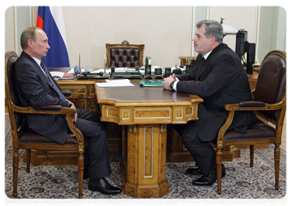 Prime Minister Vladimir Putin at a meeting with Murmansk Region Governor Dmitry Dmitriyenko