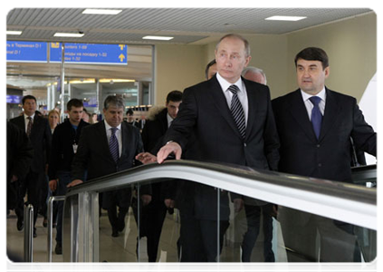 Председатель Правительства Российской Федерации В.В.Путин посетил аэропорт Шереметьево, где ознакомился с работой этого транспортного авиаузла