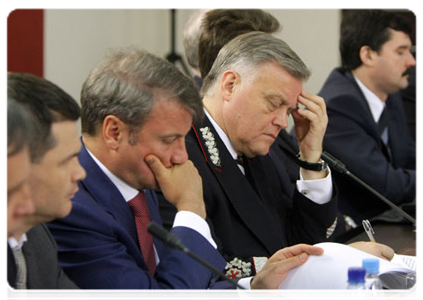Sberbank CEO and Board Chairman German Gref and President of Russian Railways Vladimir Yakunin at the meeting on the development of the Moscow air traffic hub