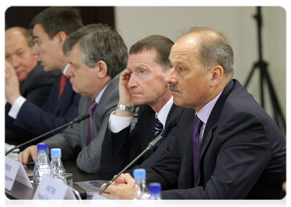 Head of the Federal Agency for Federal Property Management Yury Petrov and Chairman of Vnesheconombank Vladimir Dmitriyev at the meeting on the development of the Moscow air traffic hub