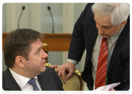 Energy Minister Sergei Shmatko and Deputy Energy Minister Anatoly Yanovsky at a meeting to discuss the issue of mine safety supervision