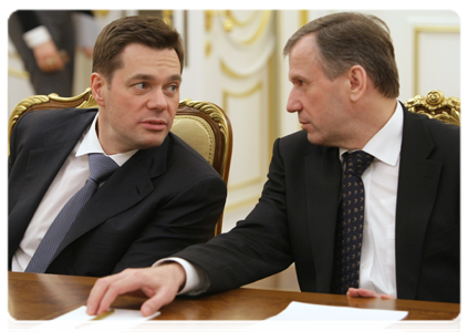 Alexei Mordashov, general director of Severstal, and Vladimir Vernigor, deputy director of the State Expert Evaluation Department, at a meeting to discuss the issue of mine safety supervision