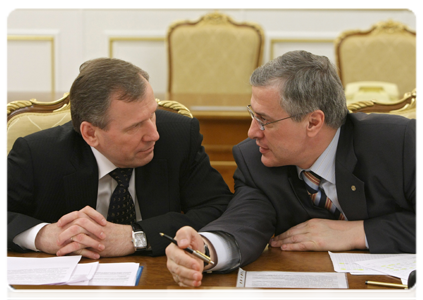 Vladimir Vernigor, deputy director of the State Expert Evaluation Department, and Ivan Mokhnachuk, chairman of Russia’s Independent Trade Union of Coalminers, at a meeting to discuss the issue of mine safety supervision