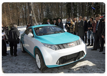 Владимир Путин опробовал новый российский автомобиль «Ё-мобиль»
