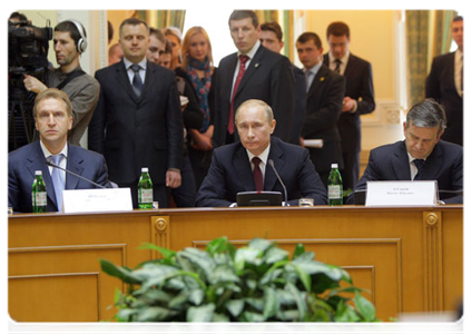 Prime Minister Vladimir Putin and his Ukrainian counterpart Mykola Azarov during talks in Kiev