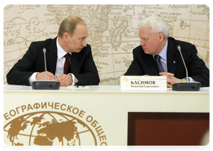 Prime Minister Vladimir Putin and Nikolai Kasimov, vice president of the Russian Geographical Society