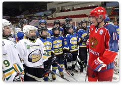В.В.Путин принял участие в тренировке юных хоккеистов в «Лужниках» накануне финала детского хоккейного турнира «Золотая шайба»