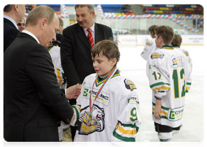 По окончании финального матча В.В.Путин вручил кубок детской хоккейной команде из Челябинска «Белые медведи», которая выиграла Всероссийский турнир «Золотая шайба»