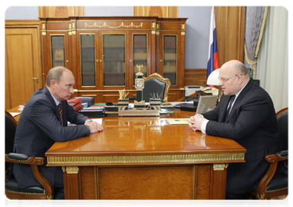 Prime Minister Vladimir Putin at a meeting with Governor of the Jewish Autonomous Region Alexander Vinnikov