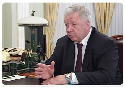 Chairman of the Federation of Independent Trade Unions Mikhail Shmakov at a meeting with Prime Minister Vladimir Putin