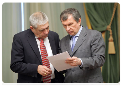 Deputy Prime Minister Igor Sechin, right, and Deputy Minister of Finance Sergei Shatalov at Prime Minister Vladimir Putin’s meeting with the Bureau of the Board of Directors of the Russian Union of Industrialists and Entrepreneurs