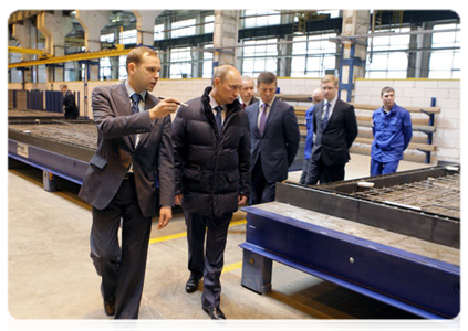 Председатель Правительства Российской Федерации В.В.Путин посетил завод железобетонных изделий - ЖБИ-6, где ознакомился со всем циклом производства и сравнил работу старого и нового оборудования