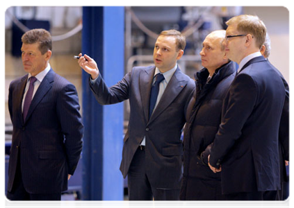 Председатель Правительства Российской Федерации В.В.Путин посетил завод железобетонных изделий - ЖБИ-6, где ознакомился со всем циклом производства и сравнил работу старого и нового оборудования