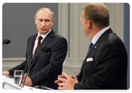 Prime Minister Vladimir Putin and his Danish counterpart Lars Lokke Rasmussen addressing the media to summarise their talks