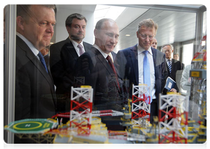 Prime Minister Vladimir Putin and his Danish counterpart Lars Lokke Rasmussen at  A.P. Moller-Maersk headquarters