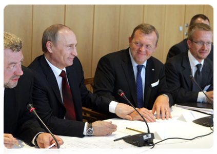 Prime Minister Vladimir Putin and his Danish counterpart Lars Lokke Rasmussen at  A.P. Moller-Maersk headquarters