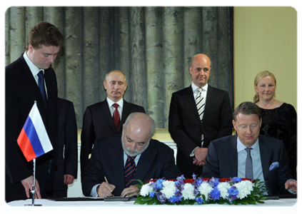 Prime Minister Vladimir Putin and Swedish Prime Minister Fredrik Reinfeldt attend a signing ceremony