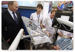 Председатель Правительства Российской Федерации В.В.Путин осмотрел выставку, посвящённую мини-центрам здоровья