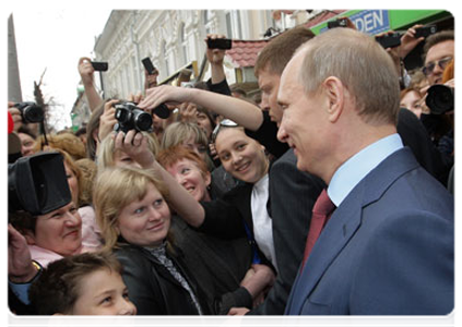 Before the conference Prime Minister Vladimir Putin examined the Penza Drama Theater and talked with Penza residents, who gathered to meet him at the adjacent square