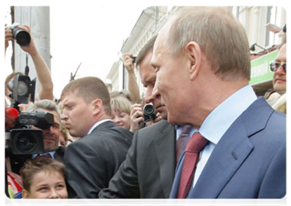 Before the conference Prime Minister Vladimir Putin examined the Penza Drama Theater and talked with Penza residents, who gathered to meet him at the adjacent square