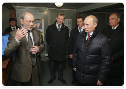 Председатель Правительства Российской Федерации В.В.Путин, прибывший с рабочим визитом в Новгородскую область, осмотрел новейший метеорологический радиолокатор