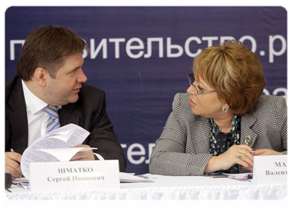 Energy Minister Sergei Shmatko and St Petersburg Governor Valentina Matviyenko at a meeting in St Petersburg on the development of power engineering in Russia
