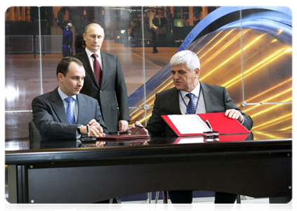Prime Minister Vladimir Putin taking part in signing a number of agreements on his visit to the Nevsky Plant