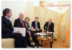 Накануне вечером Председатель Правительства Российской Федерации В.В.Путин в ходе рабочей поездки в Санкт-Петербург посетил клинику «Мать и дитя», где провел видеомост с регионами