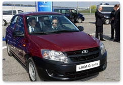 Председатель Правительства Российской Федерации В.В.Путин осмотрел и опробовал новую бюджетную модель АвтоВАЗа – «Ладу-Гранту»