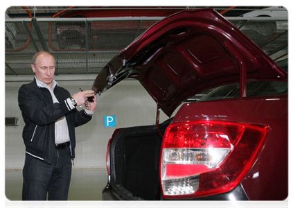 Председатель Правительства Российской Федерации В.В.Путин осмотрел новую бюджетную модель АвтоВАЗа – «Ладу-Гранту»